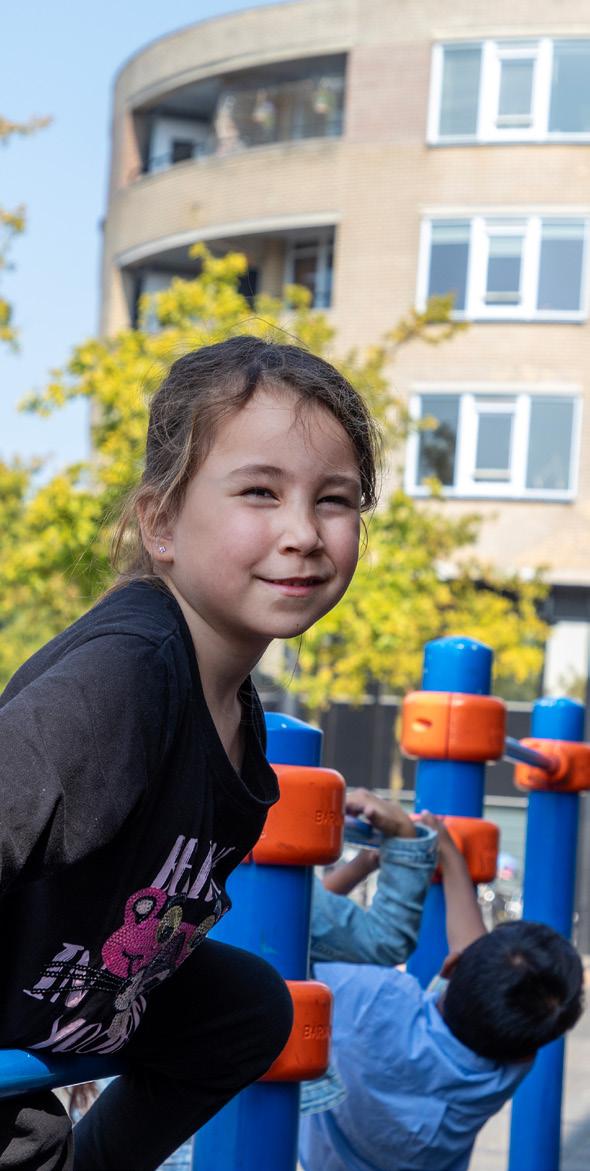 Kinderen spelen op het schoolplein van De Wereldwijzer in Alphen aan den Rijn. Kinderen spelen op het schoolplein van De Wereldwijzer in Alphen aan den Rijn.