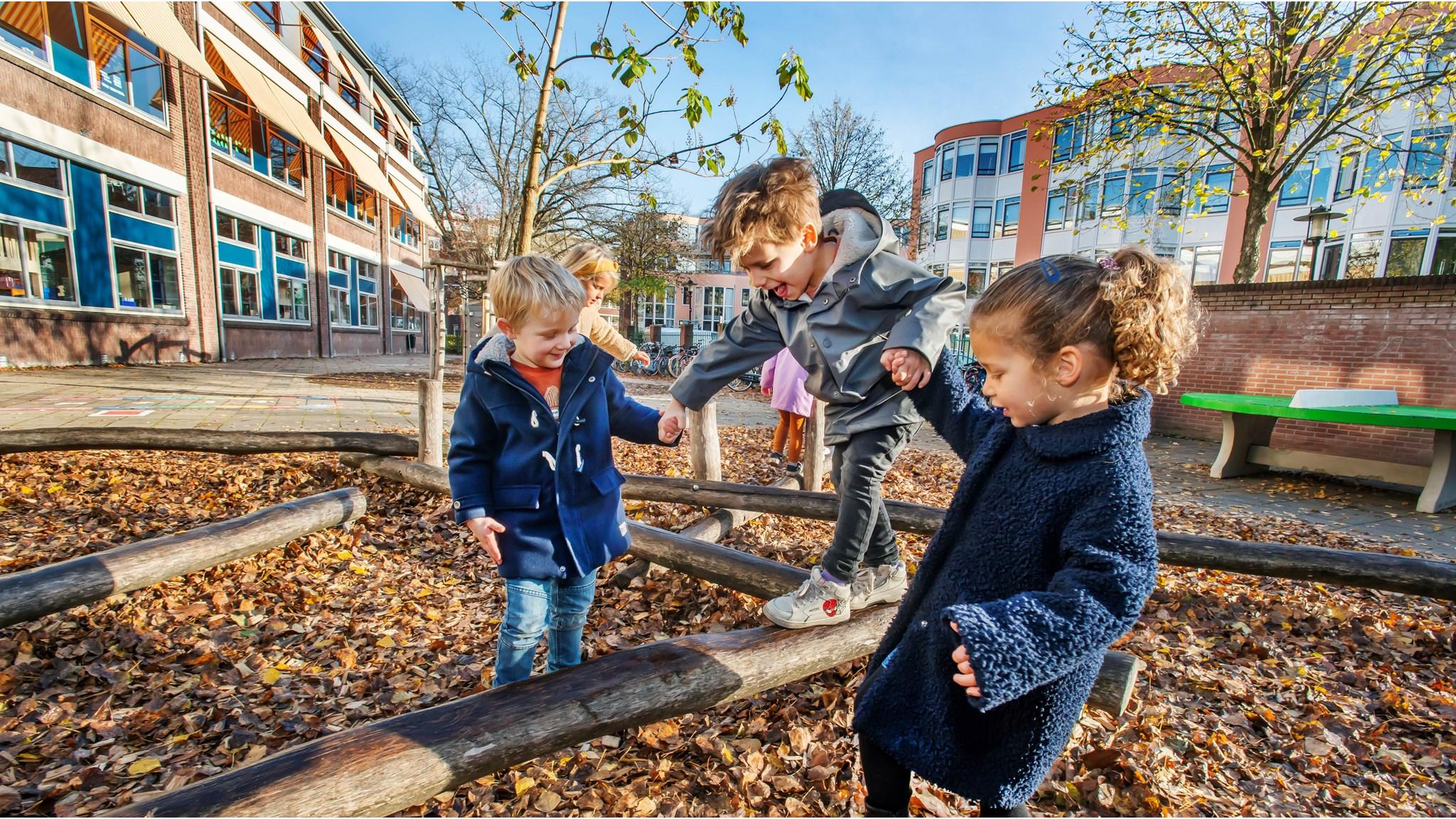 Kinderen spelen op het schoolplein van De Zandberg in Breda. Kinderen spelen op het schoolplein van De Zandberg in Breda.