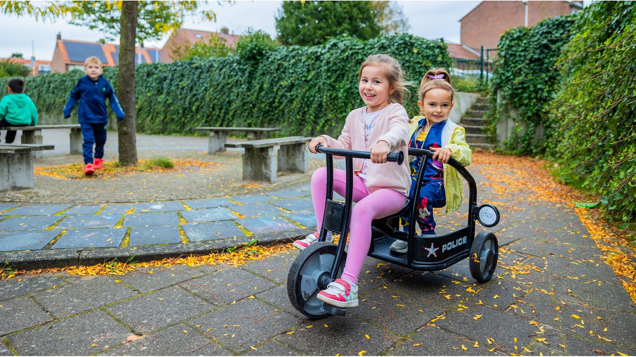 Kinderen spelen op het schoolplein van De Zonnewijzer in Bussum met een politie-auto. Kinderen spelen op het schoolplein van De Zonnewijzer in Bussum met een politie-auto.