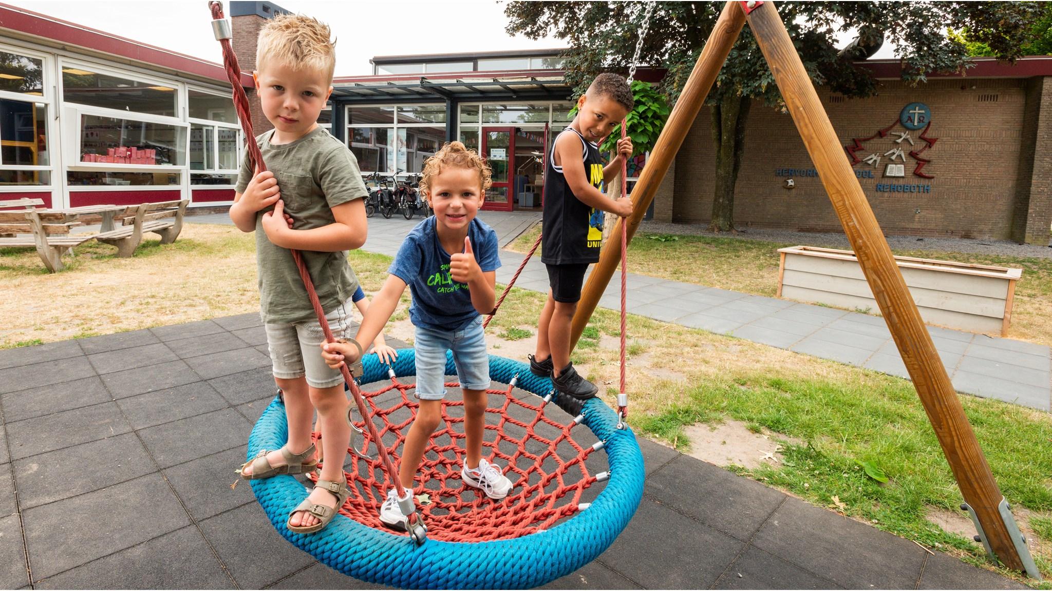 Kinderen spelen op het schoolplein van Hervormde basisschool Rehoboth in IJsselmuiden. Kinderen spelen op het schoolplein van Hervormde basisschool Rehoboth in IJsselmuiden.