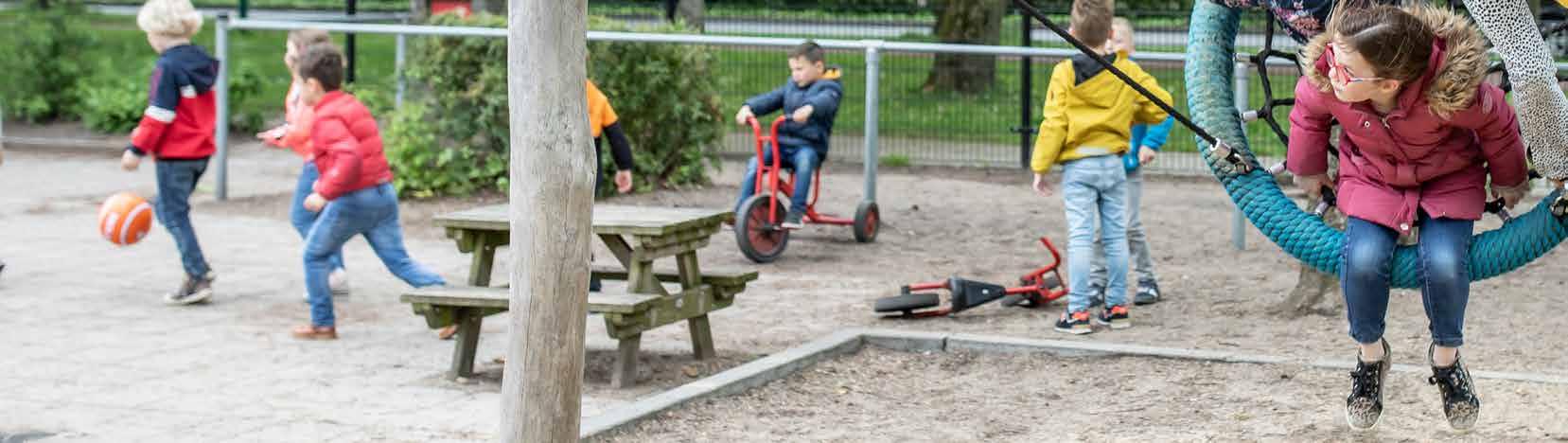Kinderen spelen op het schoolplein van Het Baken I in Veenendaal. Kinderen spelen op het schoolplein van Het Baken I in Veenendaal.