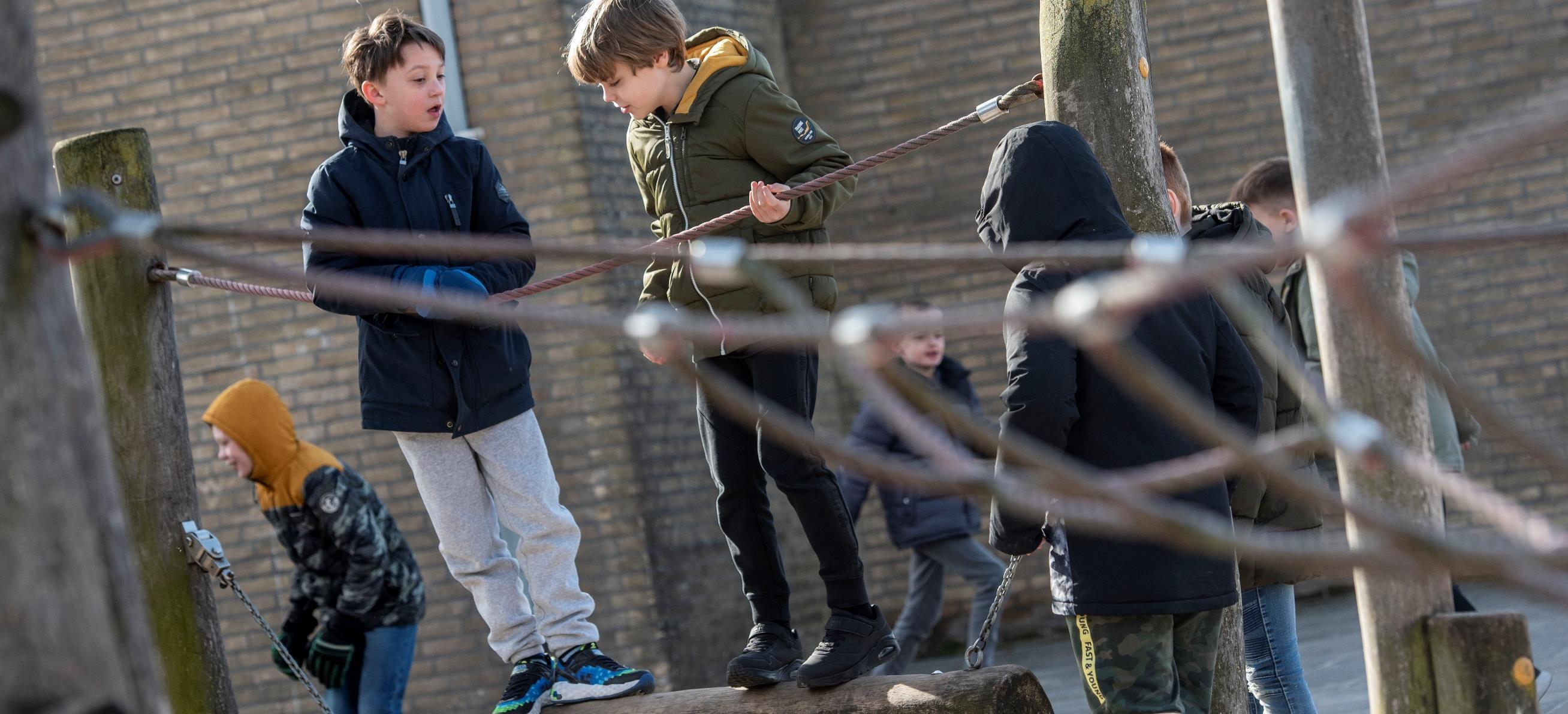 Kinderen spelen op het schoolplein van Het Mozaïek in Almelo. Kinderen spelen op het schoolplein van Het Mozaïek in Almelo.