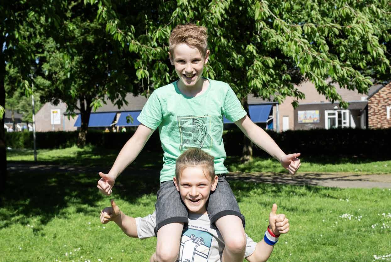 Kinderen spelen op het schoolplein van Het Mozaïek in Houten. Kinderen spelen op het schoolplein van Het Mozaïek in Houten.