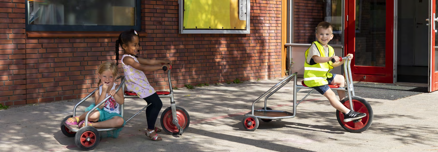 Kinderen spelen op het schoolplein van Het Spectrum in Rotterdam met loopfietsen. Kinderen spelen op het schoolplein van Het Spectrum in Rotterdam met loopfietsen.