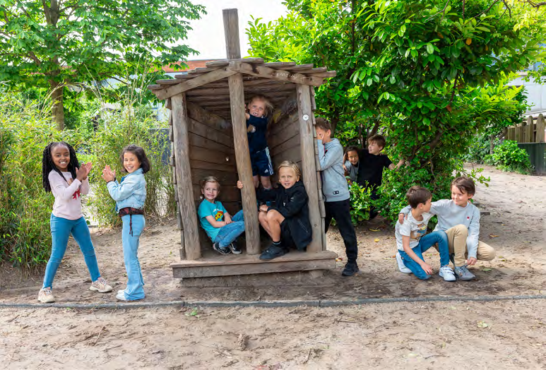 Kinderen spelen op het schoolplein van Het Spectrum in Rotterdam. Kinderen spelen op het schoolplein van Het Spectrum in Rotterdam.