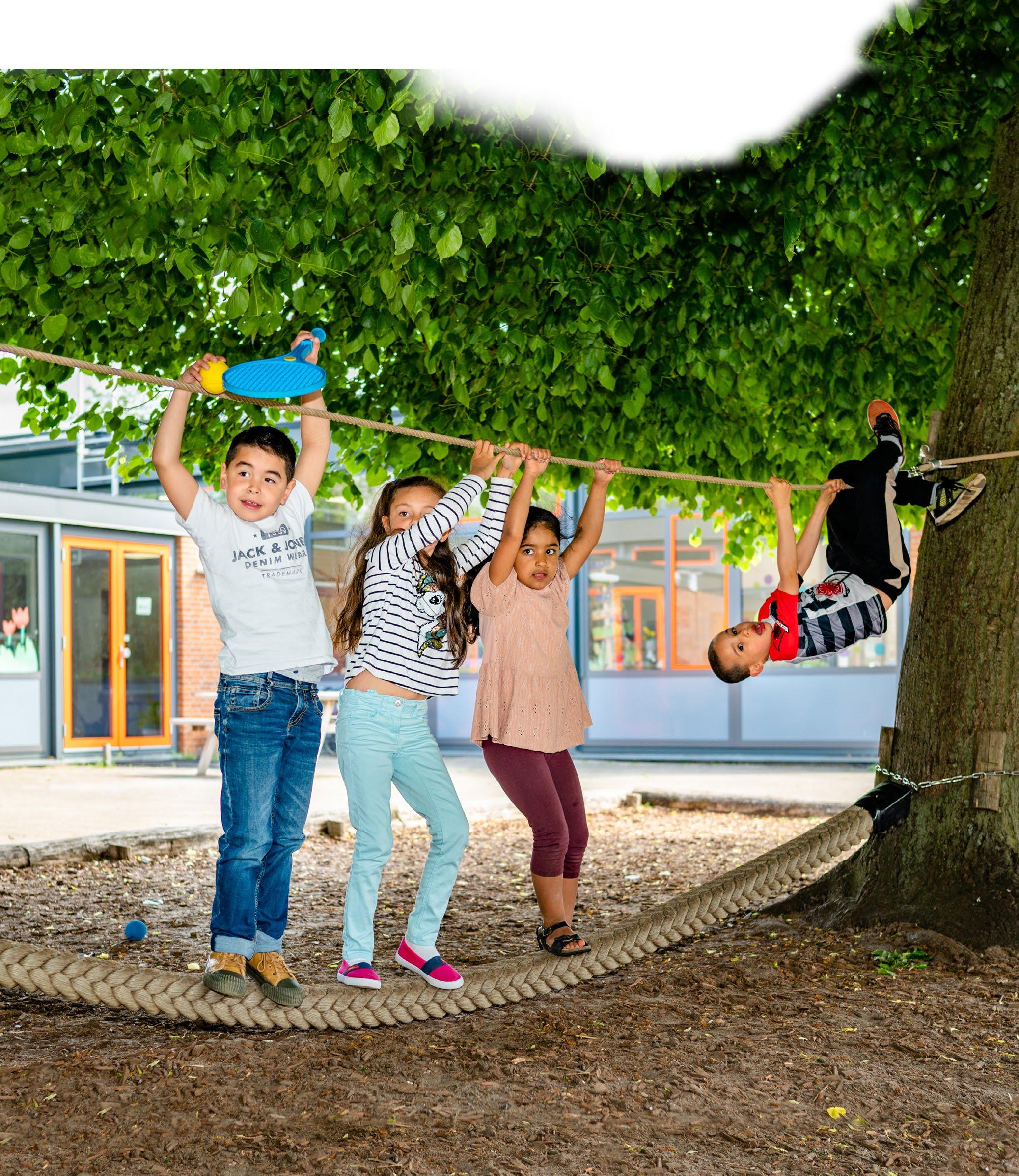 Kinderen spelen op het schoolplein van Het Stroomdal in Zwolle. Kinderen spelen op het schoolplein van Het Stroomdal in Zwolle.