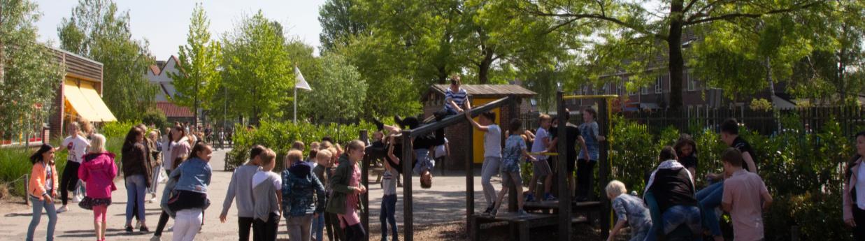 Kinderen spelen op het schoolplein van IKC Alexia in Leeuwarden. Kinderen spelen op het schoolplein van IKC Alexia in Leeuwarden.