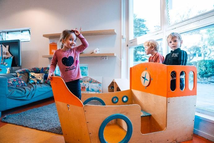Kinderen spelen op het schoolplein van IKC Bernadette Maria in Delft. Kinderen spelen op het schoolplein van IKC Bernadette Maria in Delft.