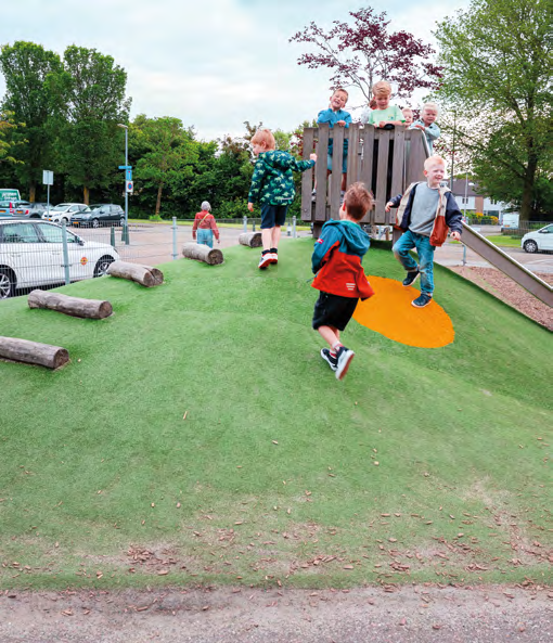 Kinderen spelen op het schoolplein van IKC de Driemaster in Hoek van Holland. Kinderen spelen op het schoolplein van IKC de Driemaster in Hoek van Holland.