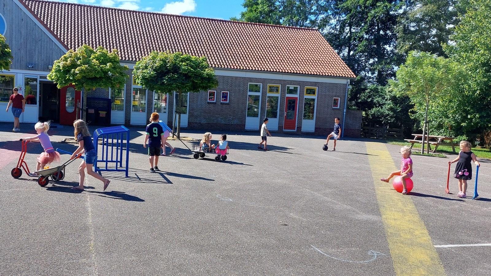 Kinderen spelen op het schoolplein van IKC De Flambou in Oosterbierum. Kinderen spelen op het schoolplein van IKC De Flambou in Oosterbierum.