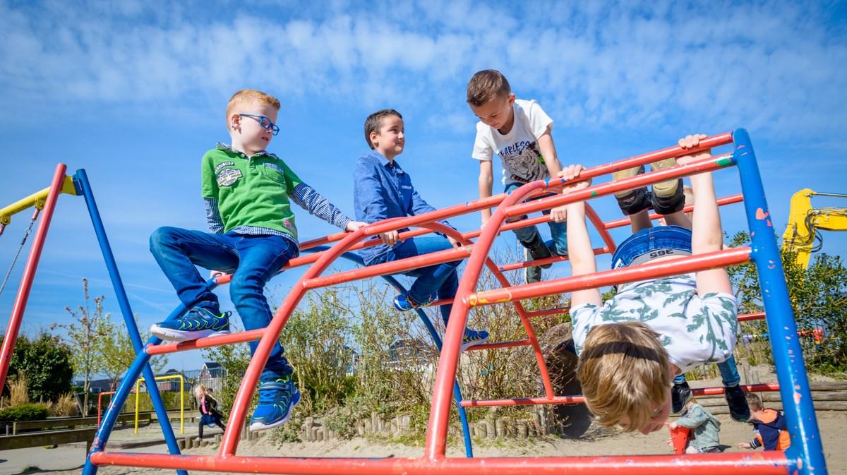 Kinderen spelen op het schoolplein van IKC De Kroon in Anna Paulowna. Kinderen spelen op het schoolplein van IKC De Kroon in Anna Paulowna.