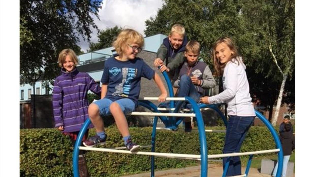 Kinderen spelen op het schoolplein van IKC Floriant in Zoetermeer. Kinderen spelen op het schoolplein van IKC Floriant in Zoetermeer.