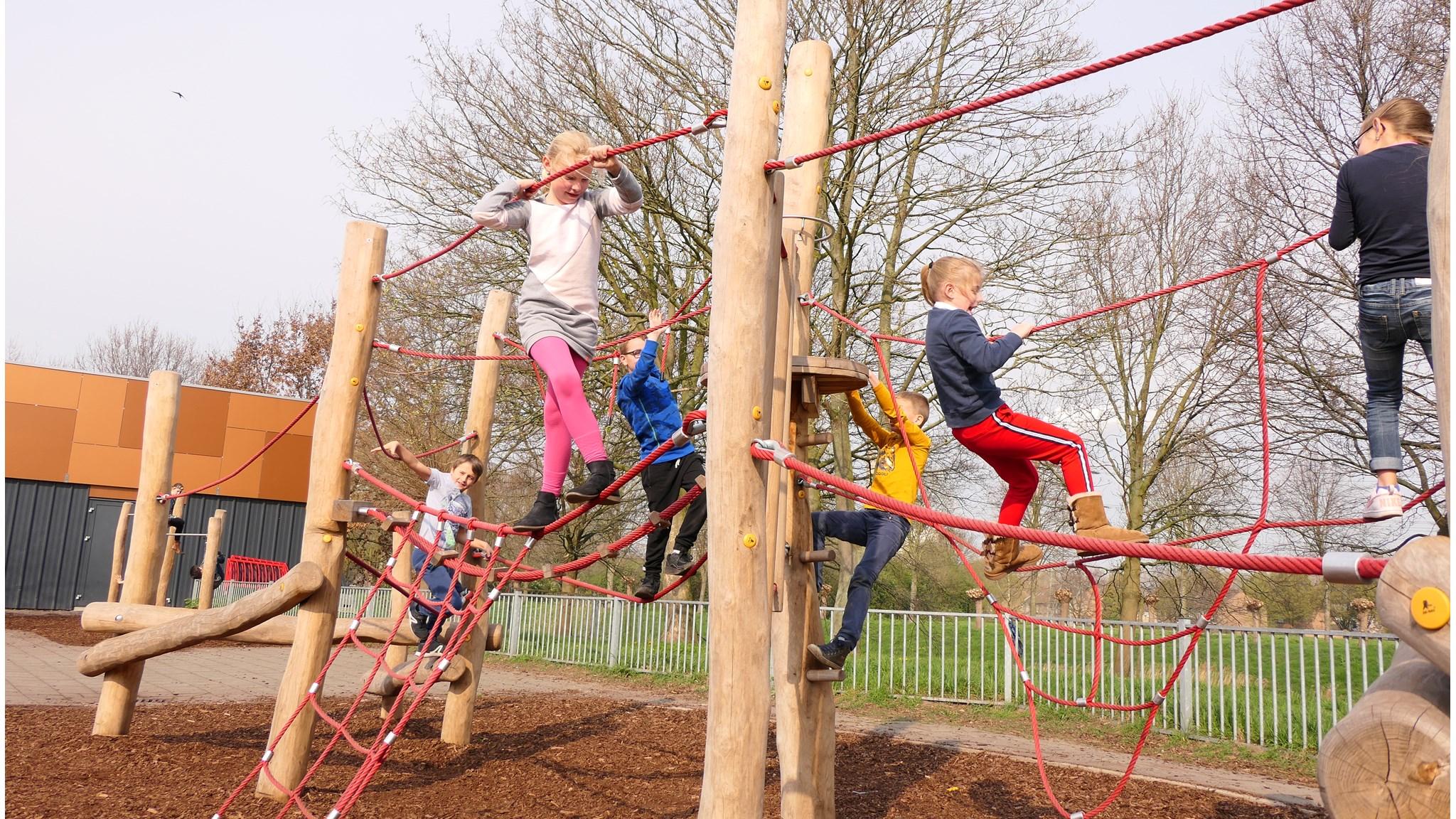 Kinderen spelen op het schoolplein van IKC Het Groene Hart in Zuidwolde (Drenthe).
