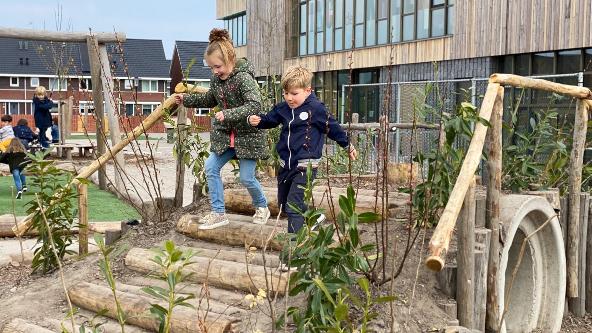 Kinderen spelen op het schoolplein van IKC Socrates basisonderwijs in Zwaag. Kinderen spelen op het schoolplein van IKC Socrates basisonderwijs in Zwaag.