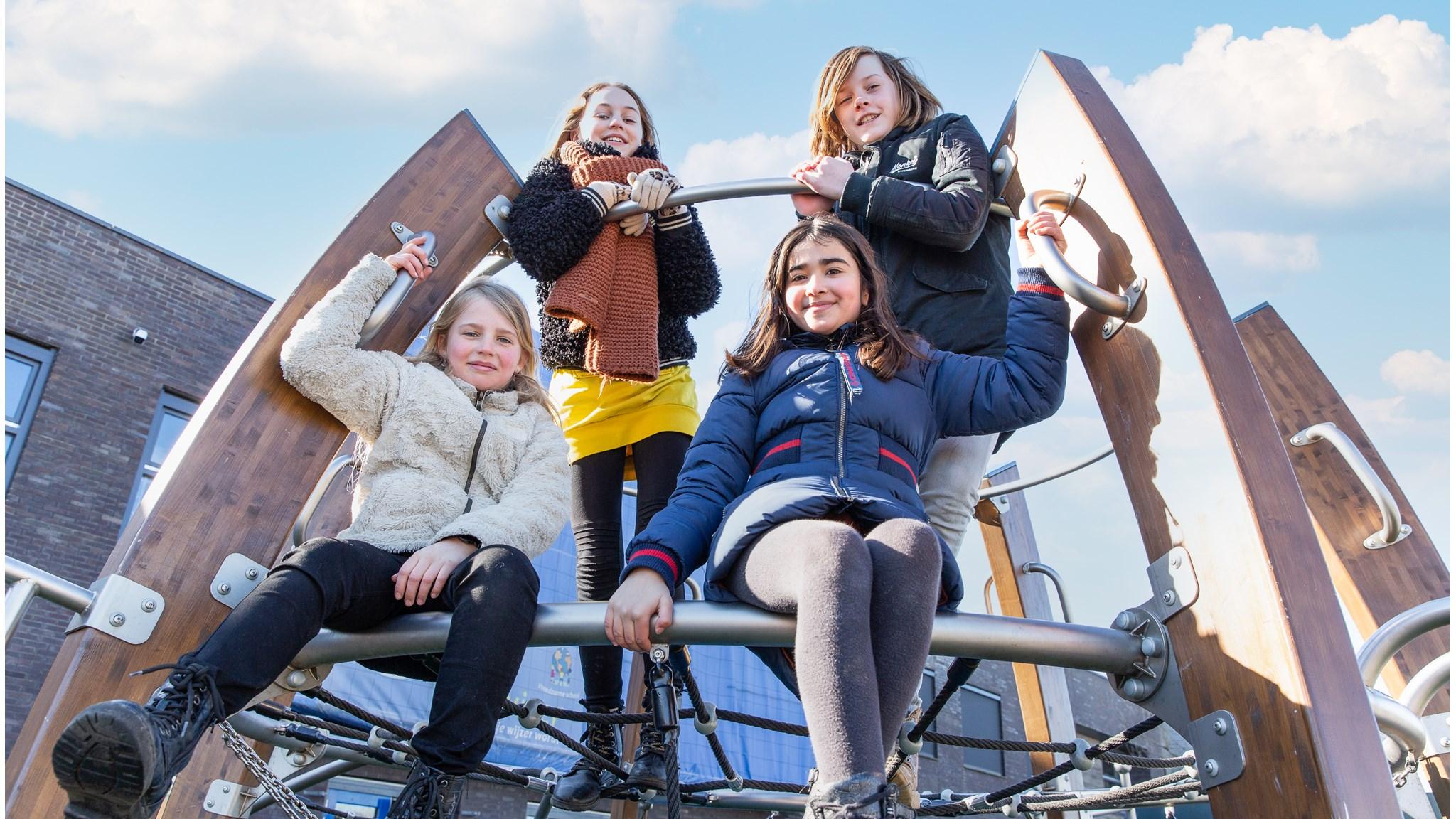 Kinderen spelen op het schoolplein van IKC Wynwizer in Leeuwarden. Kinderen spelen op het schoolplein van IKC Wynwizer in Leeuwarden.
