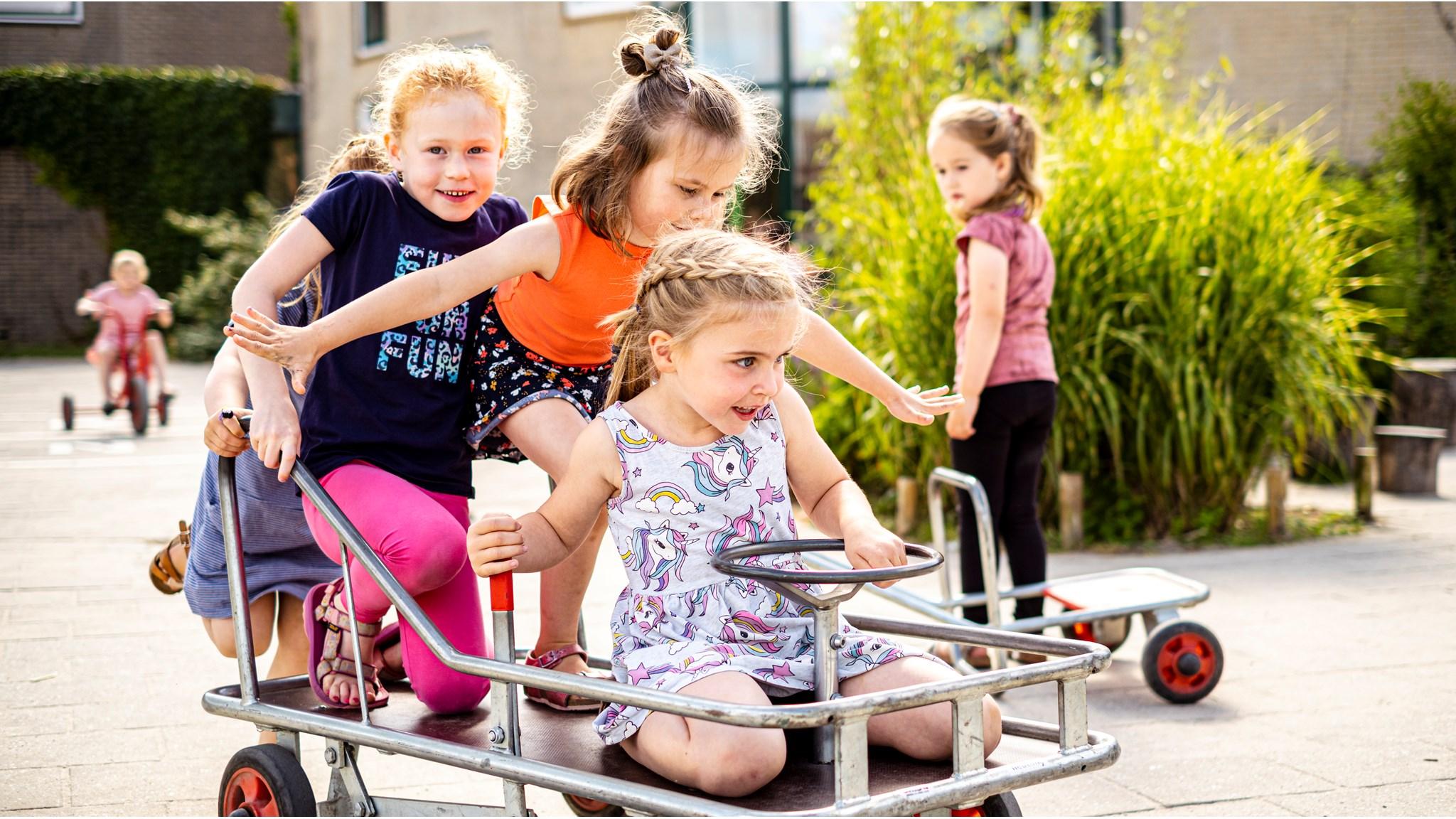 Kinderen spelen op het schoolplein van Jenaplan Basisschool Vlinderbos in Wilnis. Kinderen spelen op het schoolplein van Jenaplan Basisschool Vlinderbos in Wilnis.