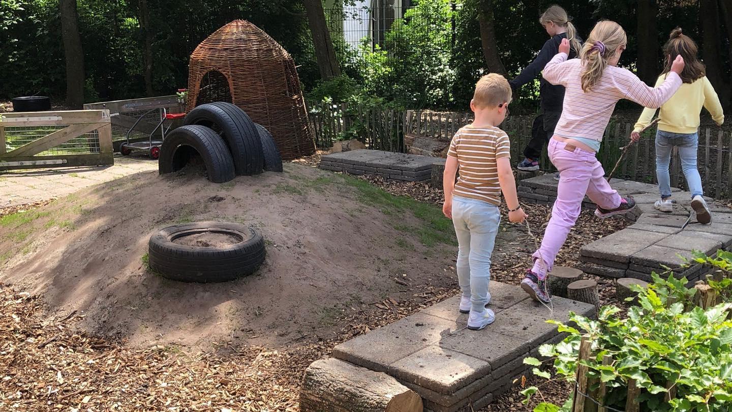 Kinderen spelen op het schoolplein van Jenaplan Kindcentrum Sint Bonifatius in Dokkum. Kinderen spelen op het schoolplein van Jenaplan Kindcentrum Sint Bonifatius in Dokkum.