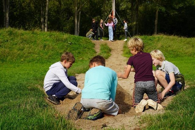 Kinderen spelen op het schoolplein van Jenaplanschool Antonius Abt in Den Bosch. Kinderen spelen op het schoolplein van Jenaplanschool Antonius Abt in Den Bosch.