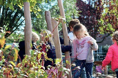 Kinderen spelen op het schoolplein van Jenaplanschool De Waterval in Lisse. Kinderen spelen op het schoolplein van Jenaplanschool De Waterval in Lisse.