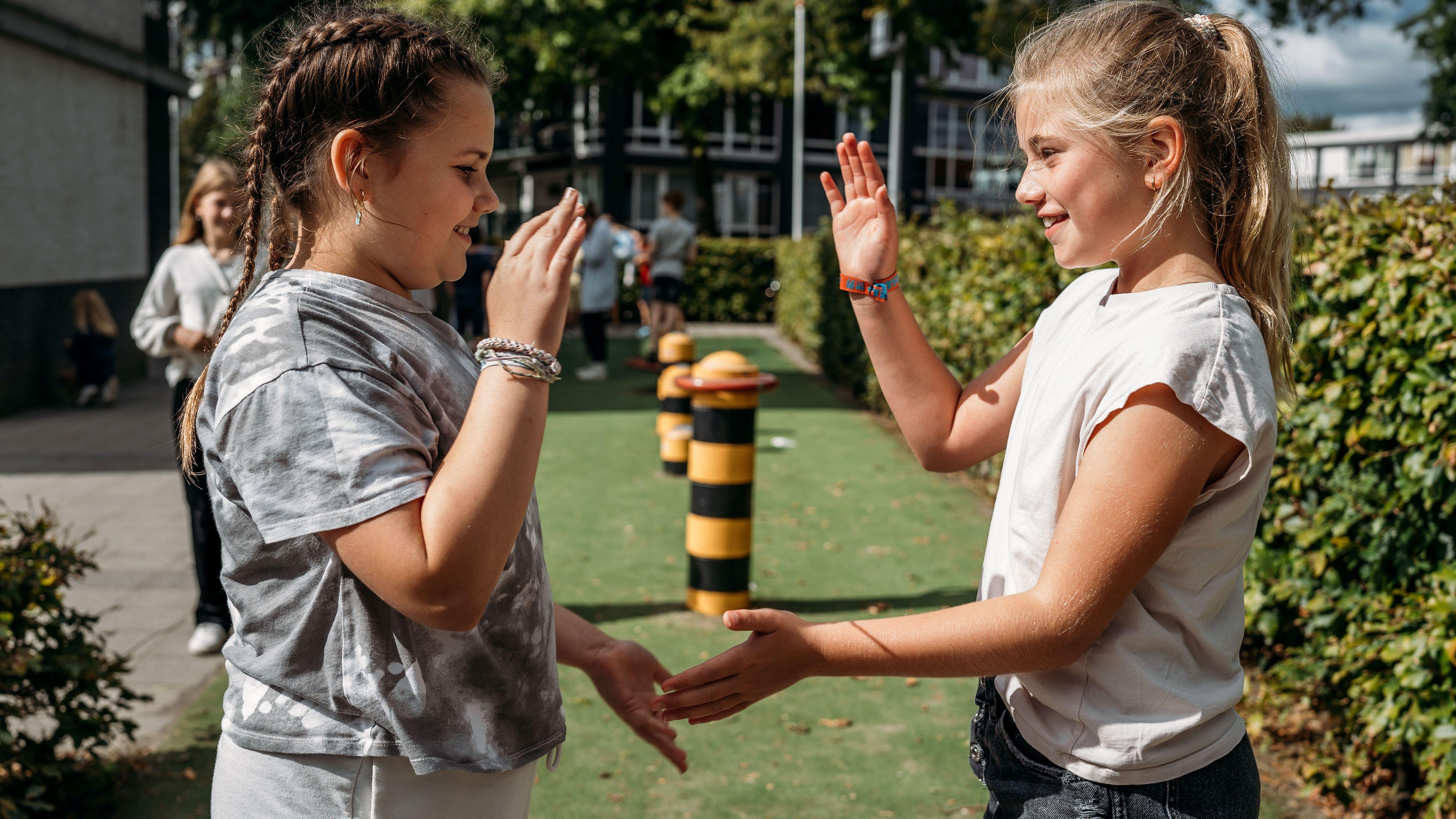 Kinderen spelen op het schoolplein van KC Het IJzeren Kind in Rosmalen.