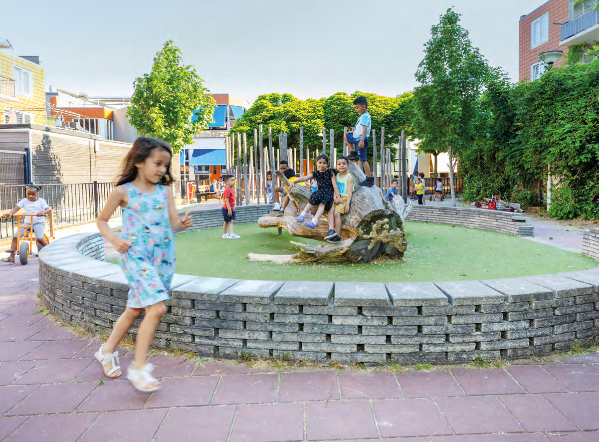 Kinderen spelen op het schoolplein van KC Het Oude Westen in Rotterdam. Kinderen spelen op het schoolplein van KC Het Oude Westen in Rotterdam.