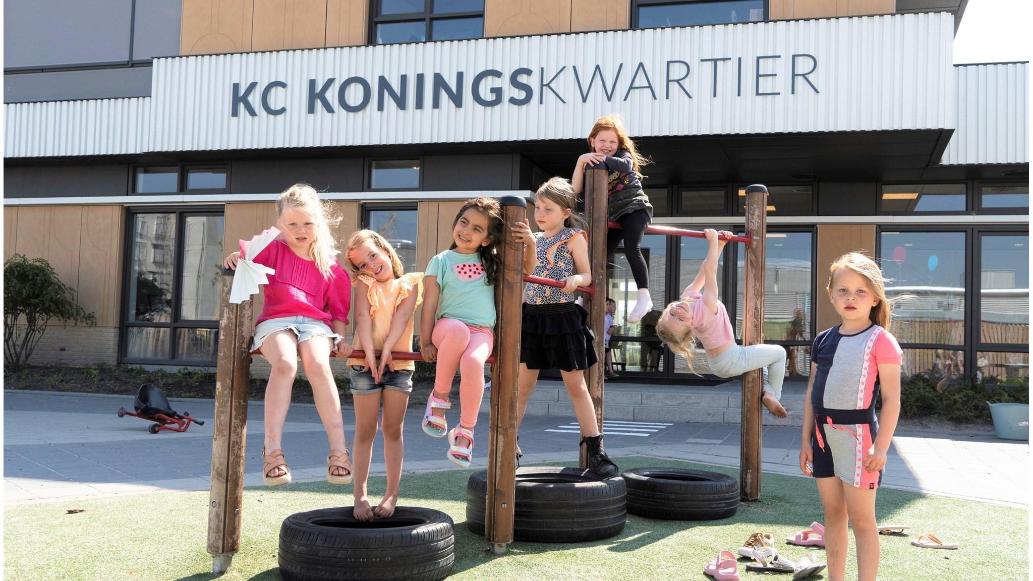 Kinderen spelen op het schoolplein van KC Koningskwartier in Zevenhuizen (Zuid-Holland). Kinderen spelen op het schoolplein van KC Koningskwartier in Zevenhuizen (Zuid-Holland).