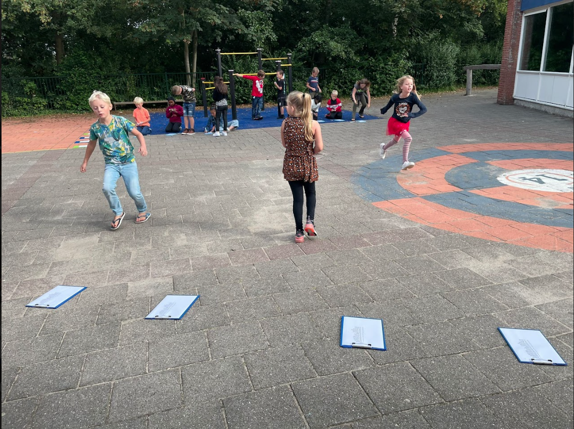 Kinderen spelen op het schoolplein van Meerwerf basisschool 't Tuselant in Den Helder. Kinderen spelen op het schoolplein van Meerwerf basisschool 't Tuselant in Den Helder.