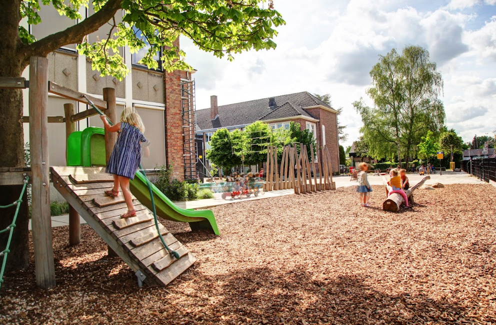 Kinderen spelen op het schoolplein van Montessori + locatie Breda. Kinderen spelen op het schoolplein van Montessori + locatie Breda.