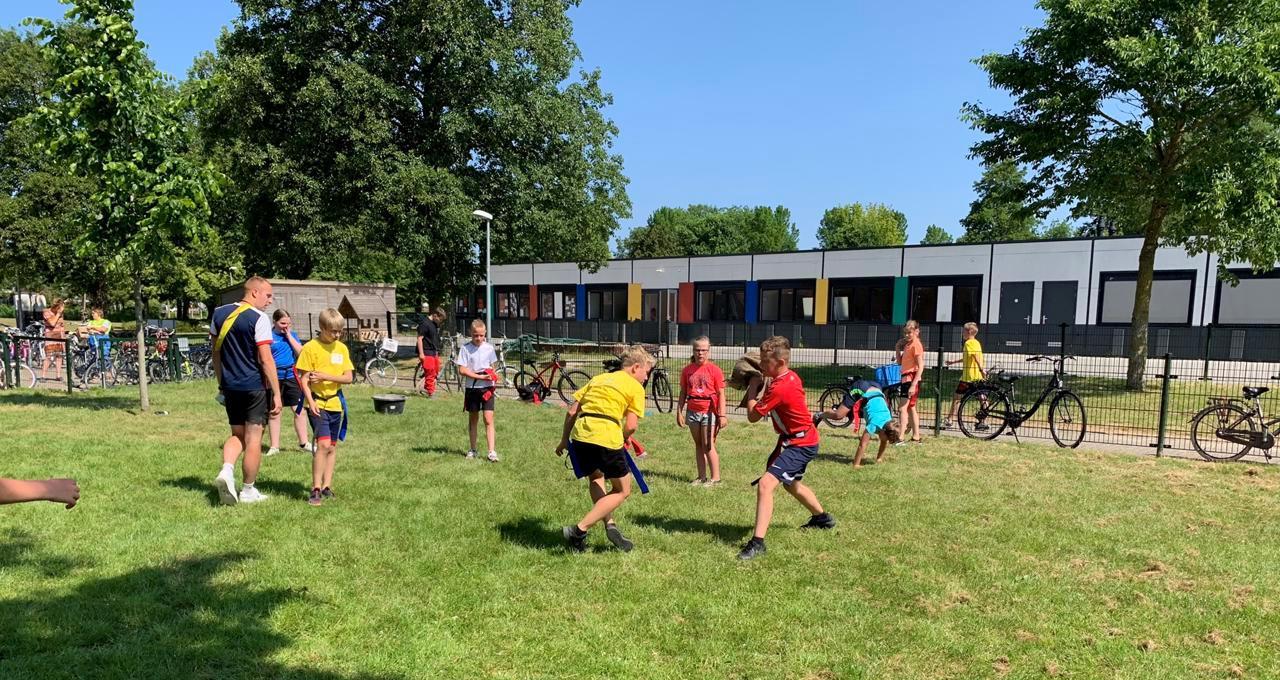 Kinderen spelen op het schoolplein van NBS De Sterren in Uithuizermeeden. Kinderen spelen op het schoolplein van NBS De Sterren in Uithuizermeeden.
