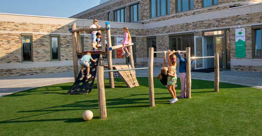 Kinderen spelen op het schoolplein van OBS Bentwijzer in Benthuizen. Kinderen spelen op het schoolplein van OBS Bentwijzer in Benthuizen.