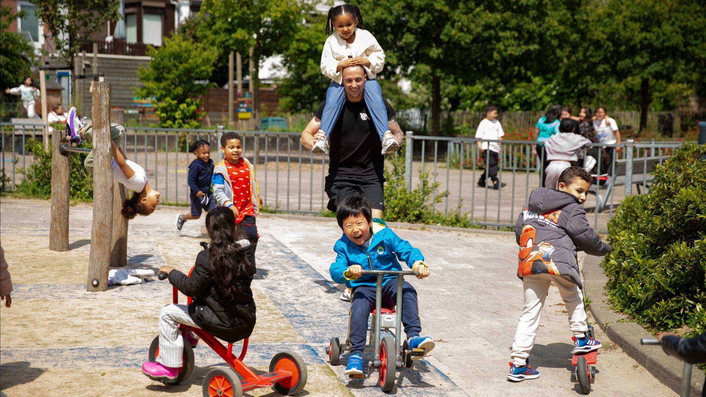 Kinderen spelen op het schoolplein van Obs Charlois in Rotterdam. Kinderen spelen op het schoolplein van Obs Charlois in Rotterdam.