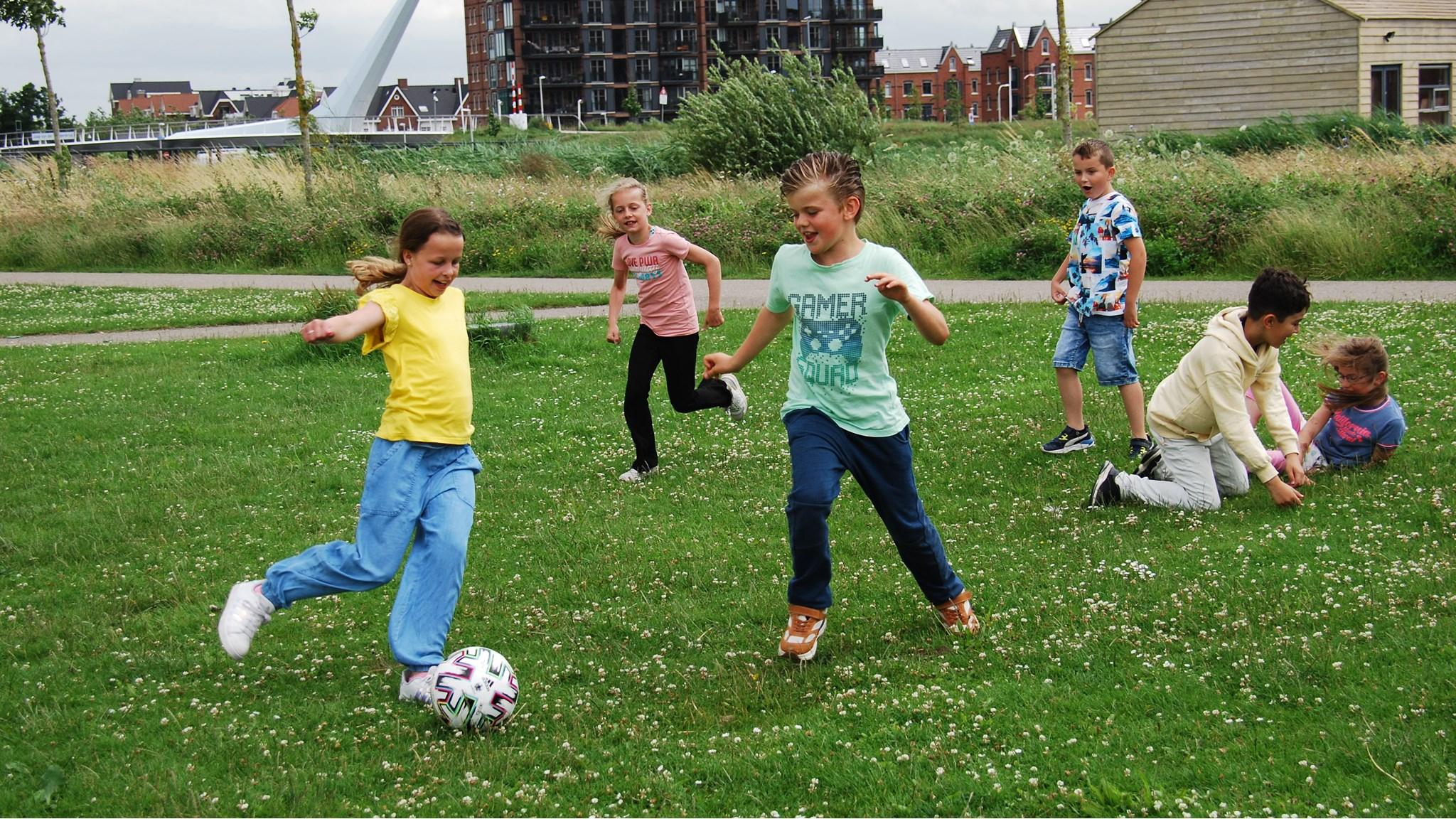 Kinderen spelen op het schoolplein van obs De Dubbelburg in Valkenburg (Zuid-Holland). Kinderen spelen op het schoolplein van obs De Dubbelburg in Valkenburg (Zuid-Holland).