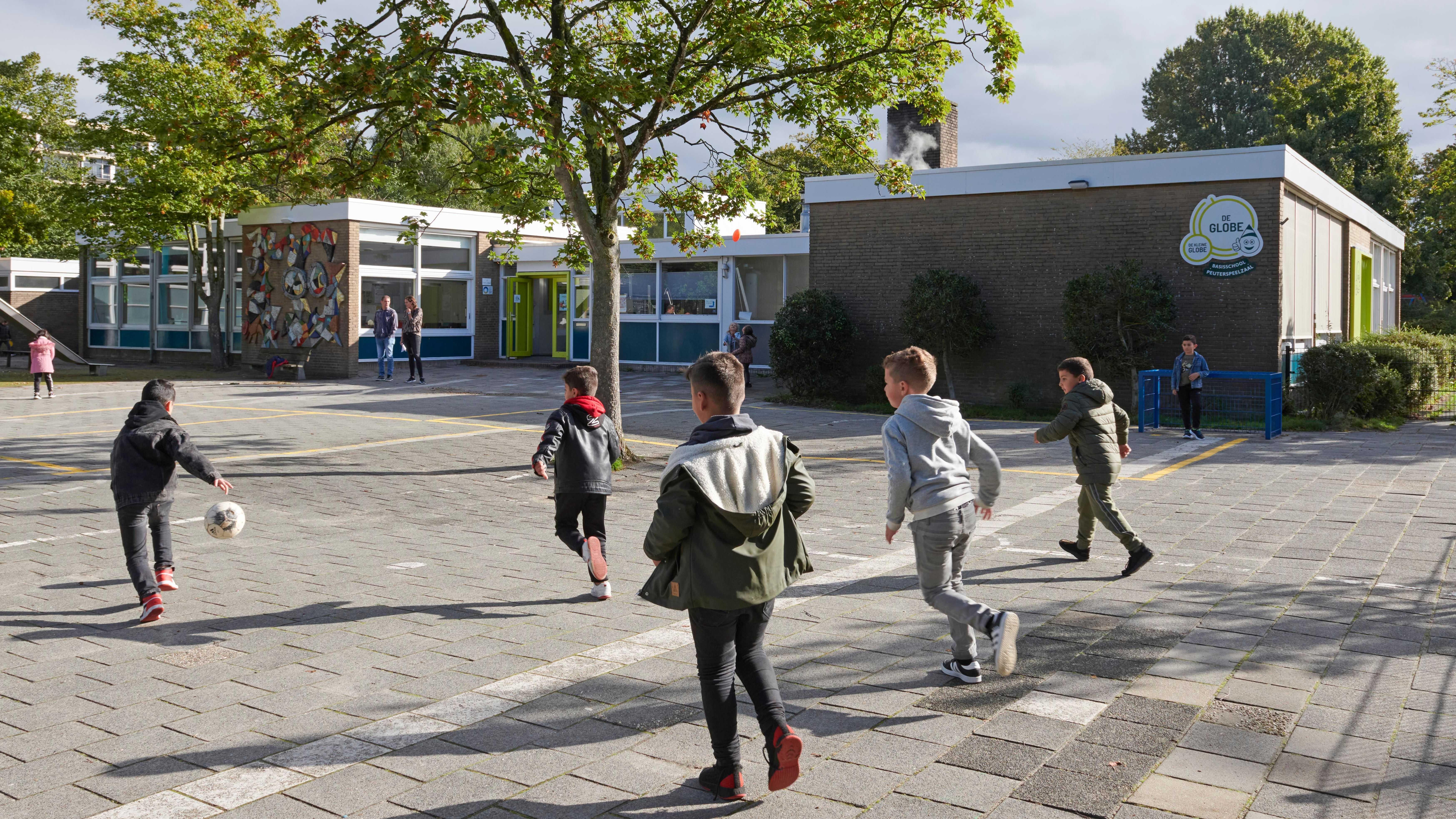 Kinderen spelen op het schoolplein van OBS de Globe in Haarlem. Kinderen spelen op het schoolplein van OBS de Globe in Haarlem.