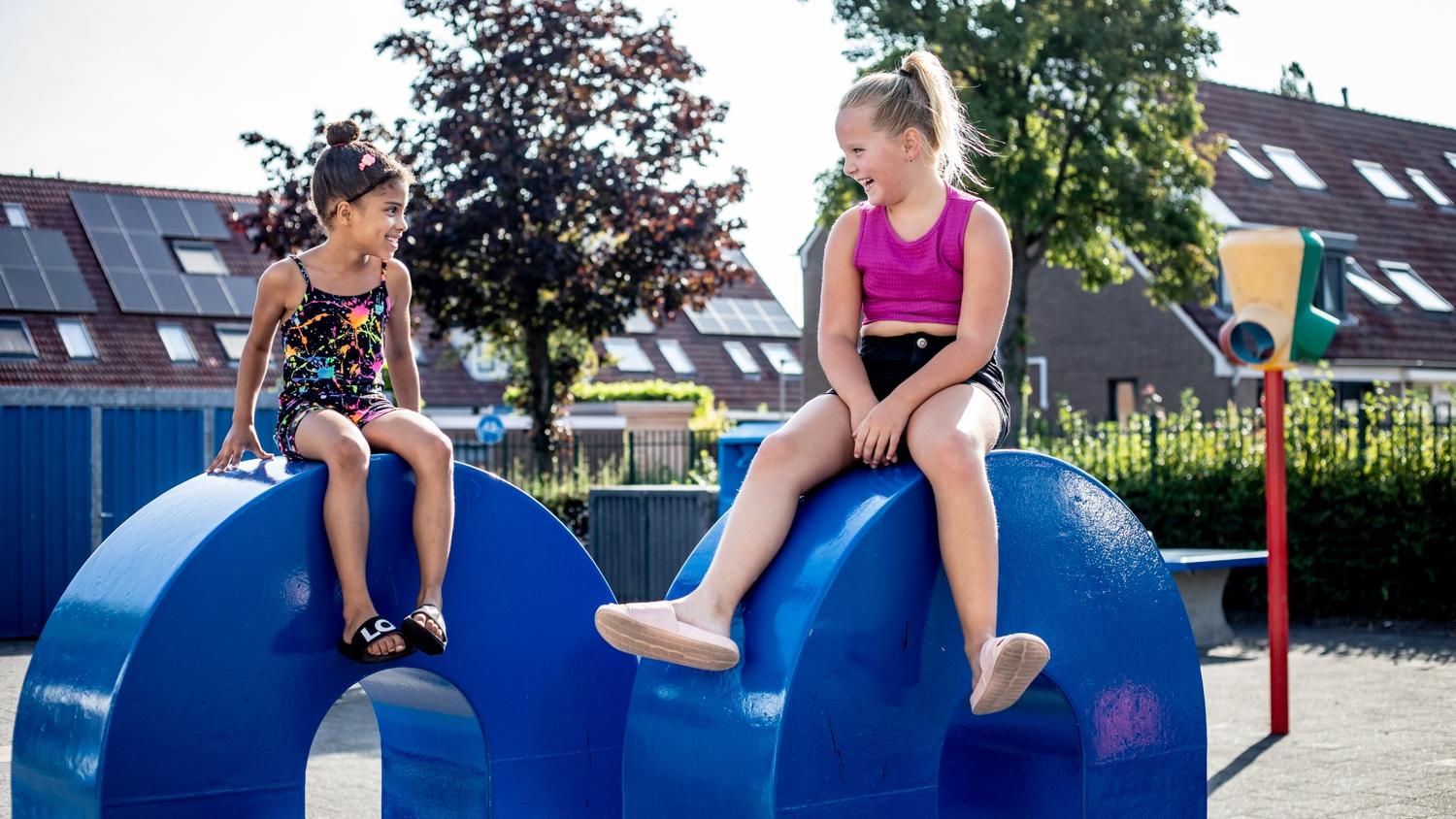 Kinderen spelen op het schoolplein van O.b.s. De Vogelenzang in Spijkenisse. Kinderen spelen op het schoolplein van O.b.s. De Vogelenzang in Spijkenisse.