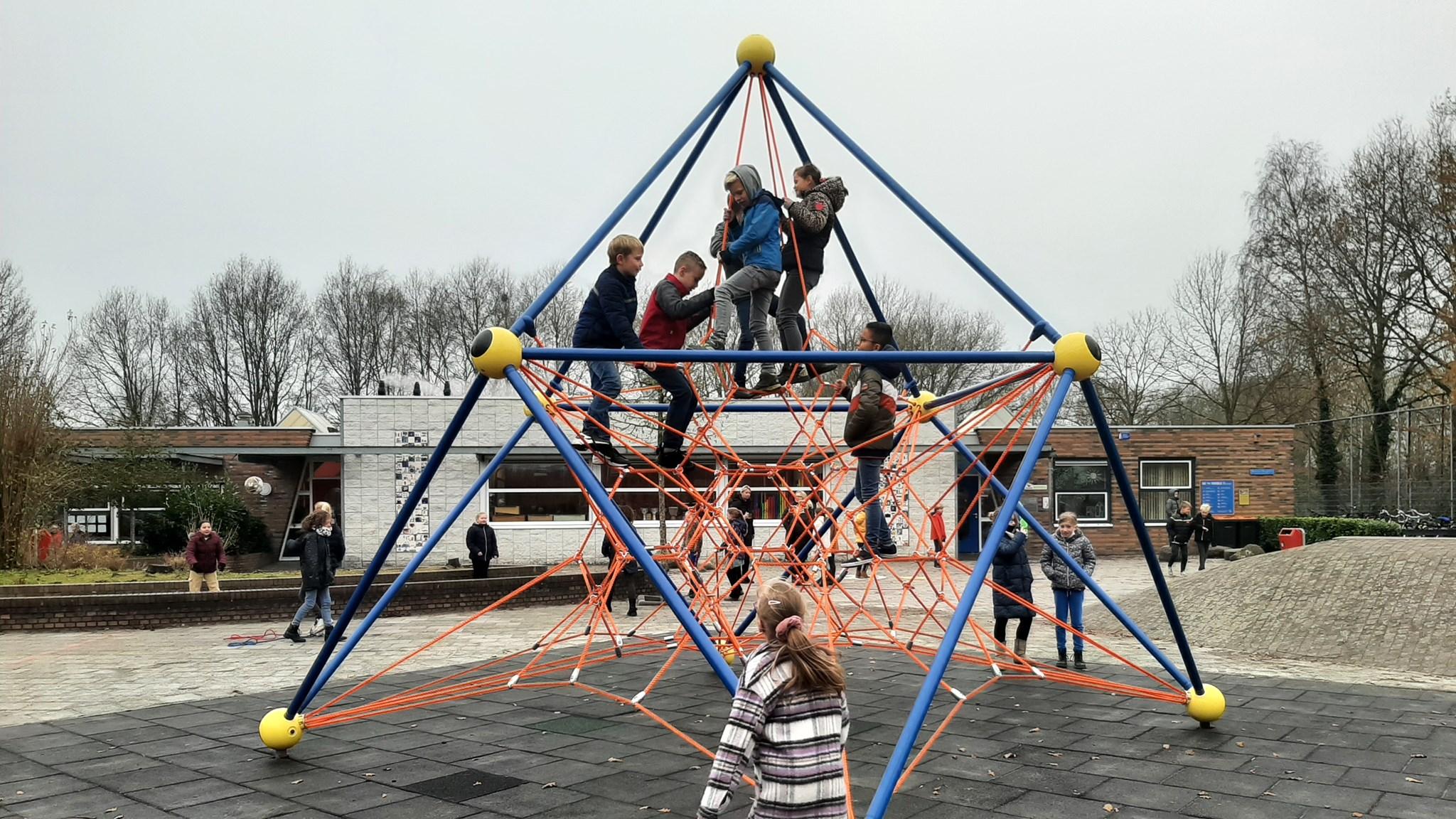 Kinderen spelen op het schoolplein van obs Gieten in Gieten. Kinderen spelen op het schoolplein van obs Gieten in Gieten.