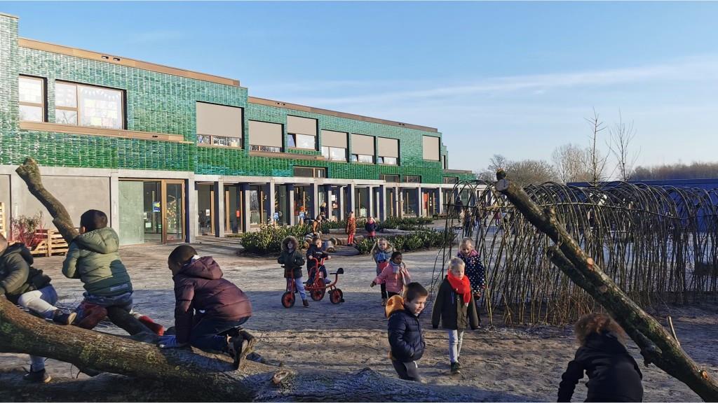 Kinderen spelen op het schoolplein van OBS Het Noorderlicht in Hoogezand.