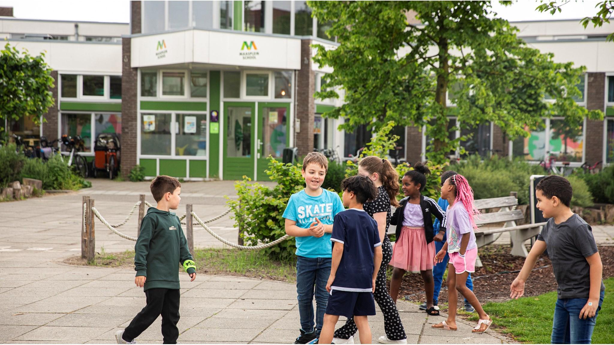 Kinderen spelen op het schoolplein van OBS Maaspleinschool in Utrecht. Kinderen spelen op het schoolplein van OBS Maaspleinschool in Utrecht.