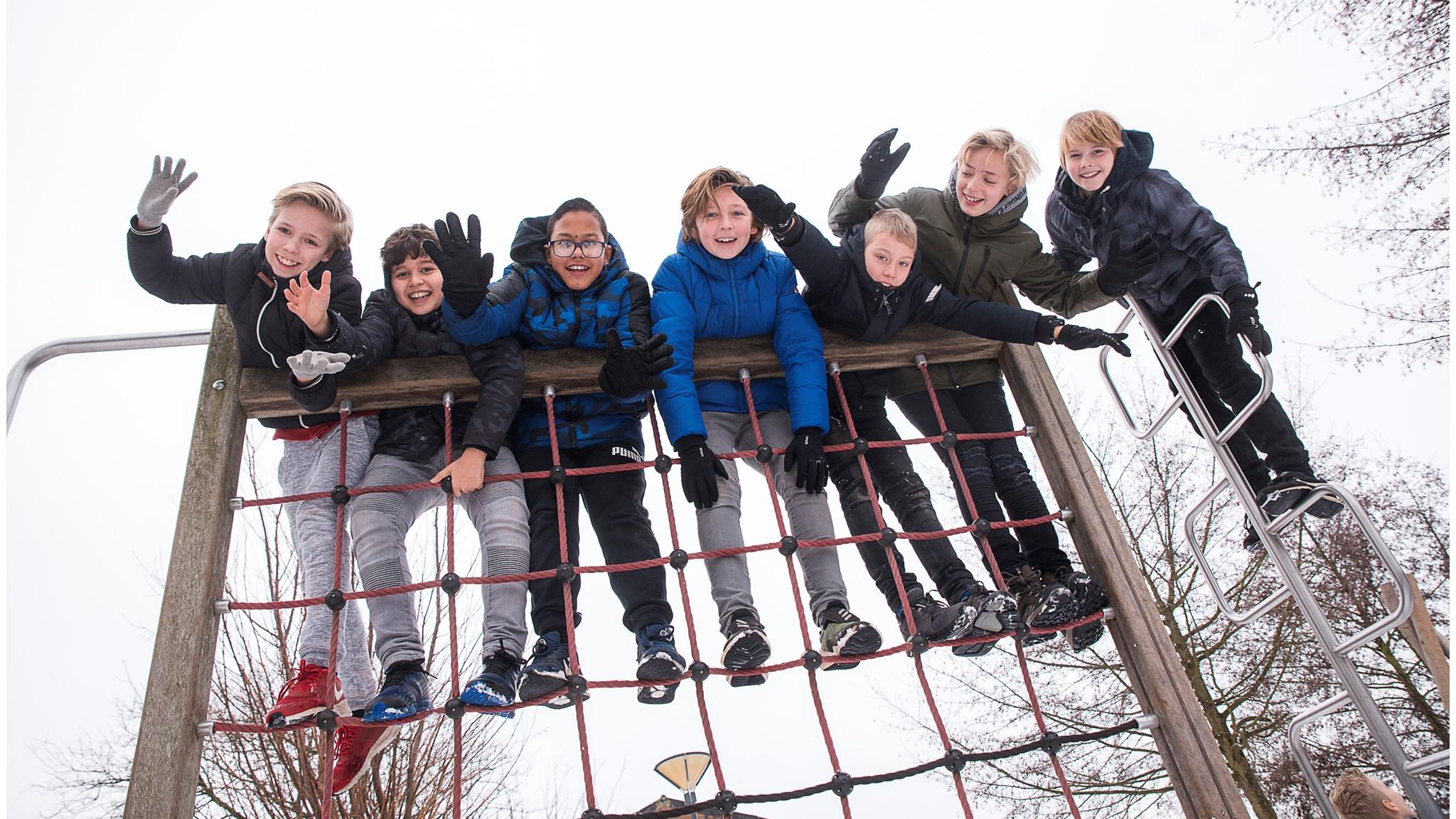 Kinderen spelen op het schoolplein van OBS Twiske in Amsterdam. Kinderen spelen op het schoolplein van OBS Twiske in Amsterdam.