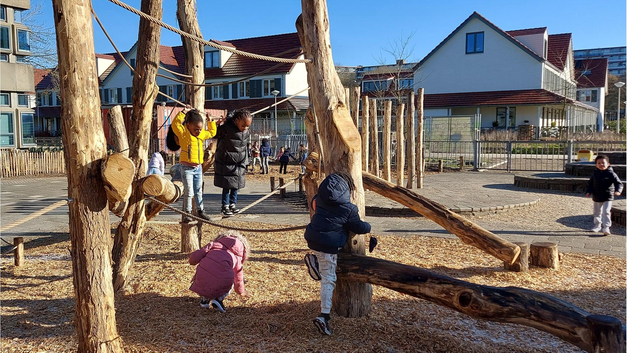 Kinderen spelen op het schoolplein van Onze Wereld in Amsterdam. Kinderen spelen op het schoolplein van Onze Wereld in Amsterdam.