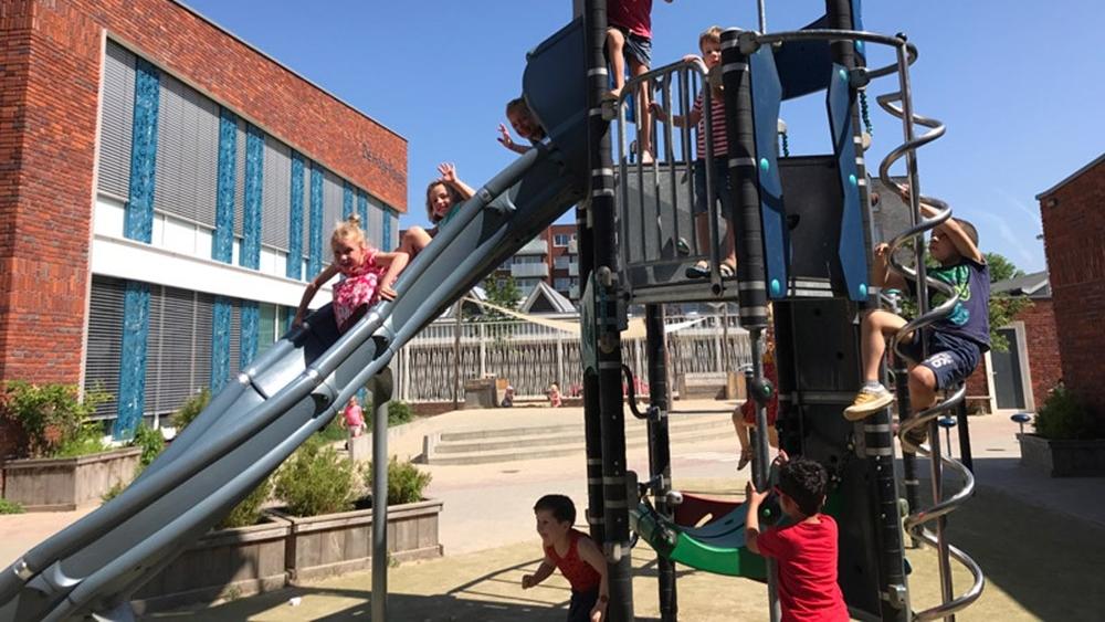 Kinderen spelen op het schoolplein van Openbare Basisschool De Hoge Raven in Utrecht. Kinderen spelen op het schoolplein van Openbare Basisschool De Hoge Raven in Utrecht.