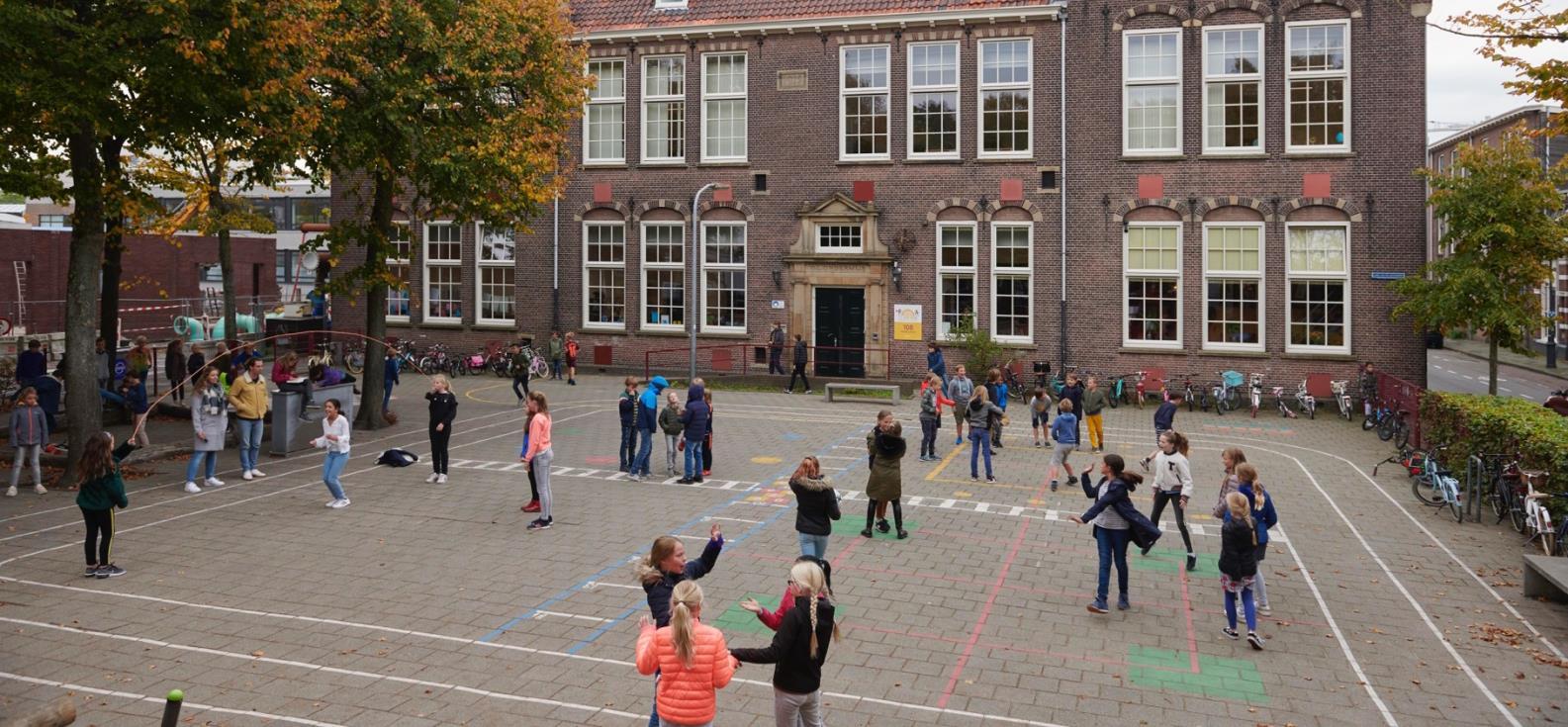 Kinderen spelen op het schoolplein van Openbare Basisschool De Kring in Haarlem. Kinderen spelen op het schoolplein van Openbare Basisschool De Kring in Haarlem.