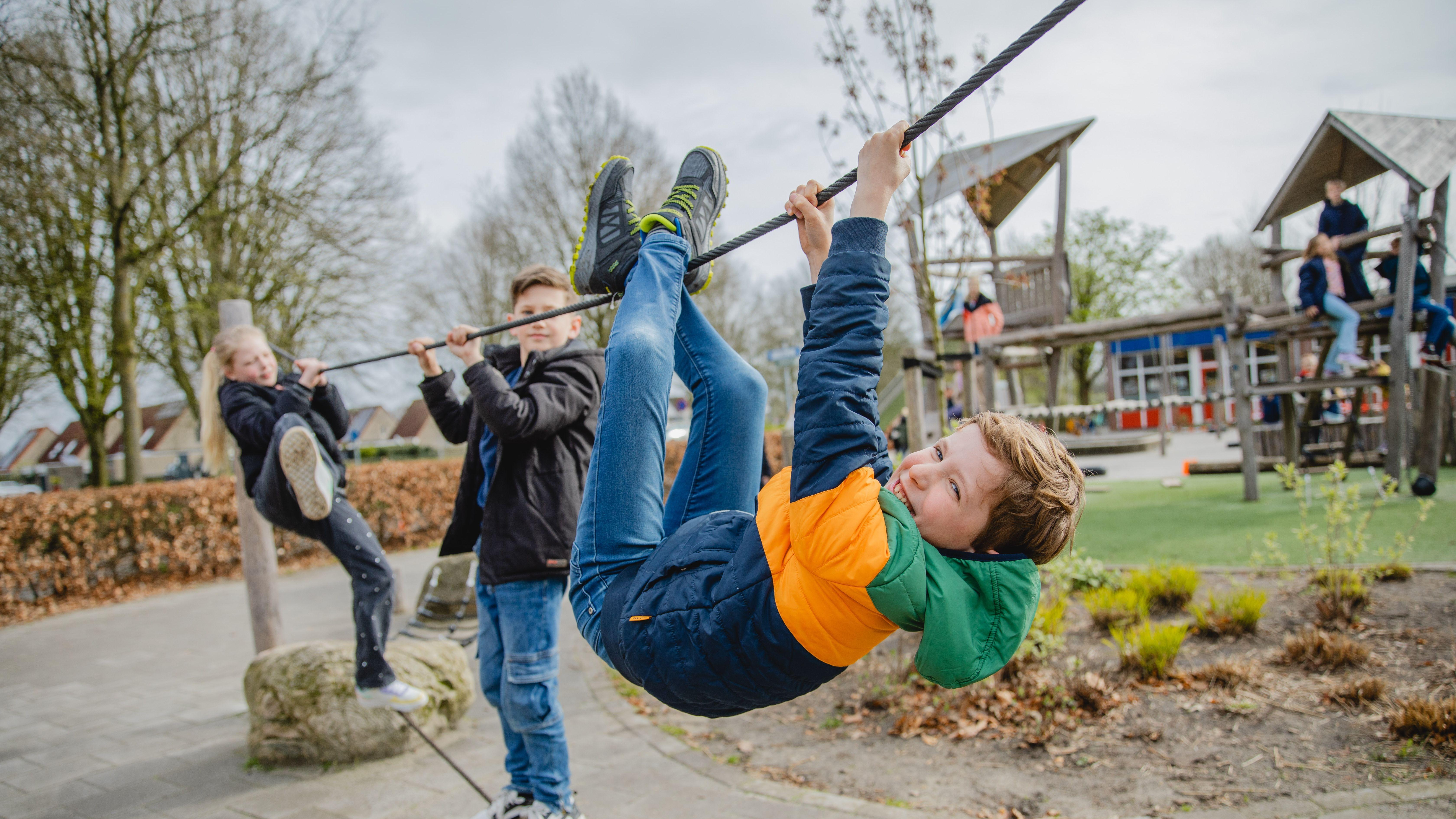 Kinderen spelen op het schoolplein van Openbare Basisschool De Lisdodde in Emmen. Kinderen spelen op het schoolplein van Openbare Basisschool De Lisdodde in Emmen.