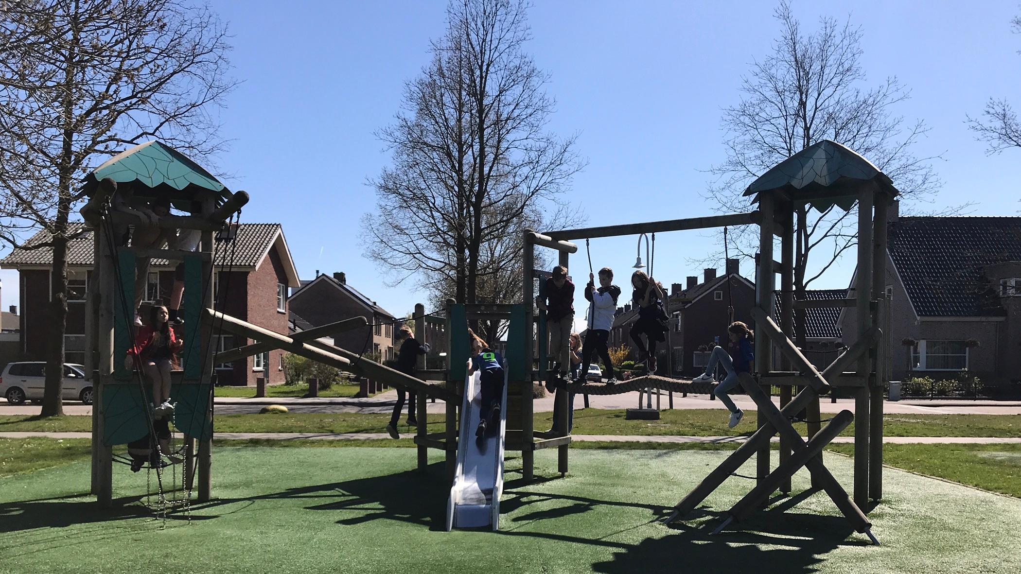 Kinderen spelen op het schoolplein van Openbare Basisschool De Meerpaal in Bruinisse. Kinderen spelen op het schoolplein van Openbare Basisschool De Meerpaal in Bruinisse.
