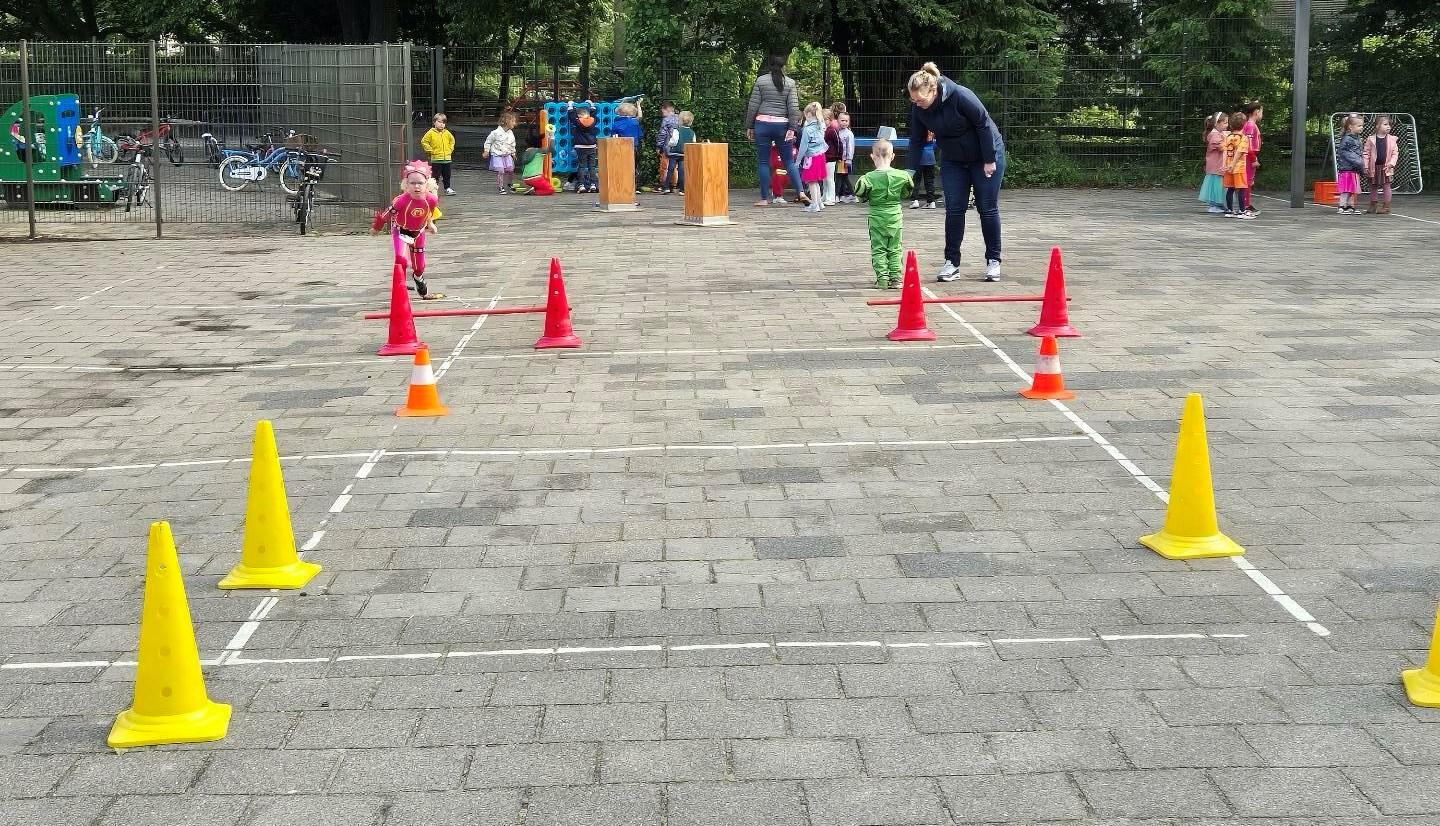 Kinderen spelen op het schoolplein van Openbare Basisschool De Rietkraag in Oostzaan. Kinderen spelen op het schoolplein van Openbare Basisschool De Rietkraag in Oostzaan.