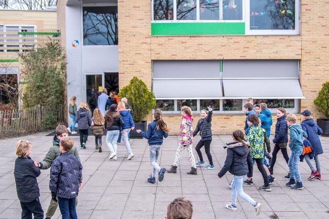 Kinderen spelen op het schoolplein van Openbare Basisschool De Trumakkers in Heeze. Kinderen spelen op het schoolplein van Openbare Basisschool De Trumakkers in Heeze.