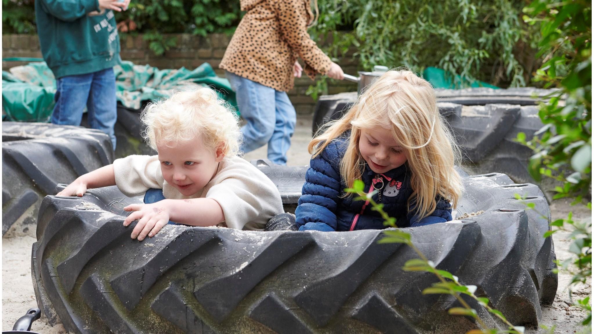 Kinderen spelen op het schoolplein van Openbare Basisschool De Wilgenhoek in Haarlem.