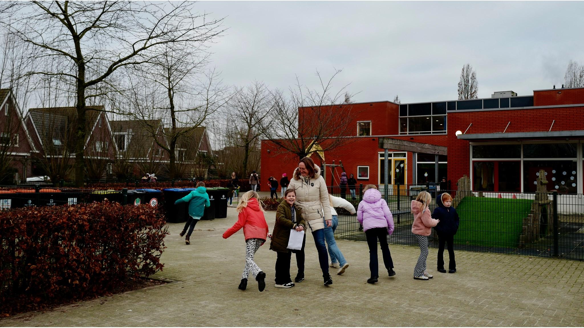 Kinderen spelen op het schoolplein van Openbare Basisschool Klim-op in Hoornaar. Kinderen spelen op het schoolplein van Openbare Basisschool Klim-op in Hoornaar.