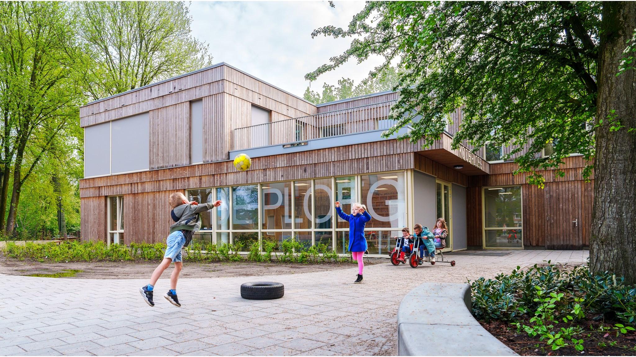 Kinderen spelen op het schoolplein van PCBO De Ploeg in Apeldoorn. Kinderen spelen op het schoolplein van PCBO De Ploeg in Apeldoorn.
