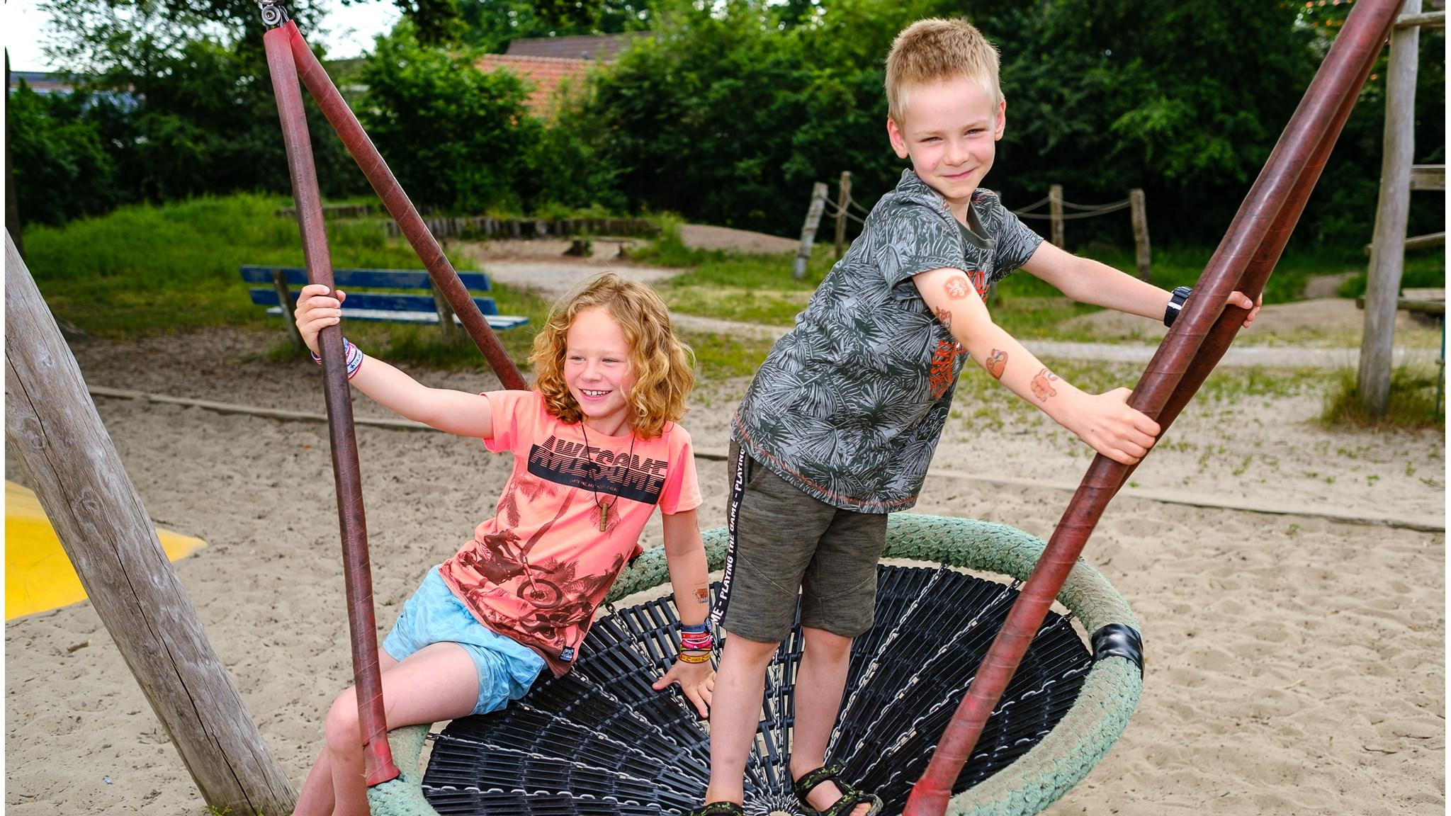 Kinderen spelen op het schoolplein van PCBO Prinses Juliana in Lieren. Kinderen spelen op het schoolplein van PCBO Prinses Juliana in Lieren.