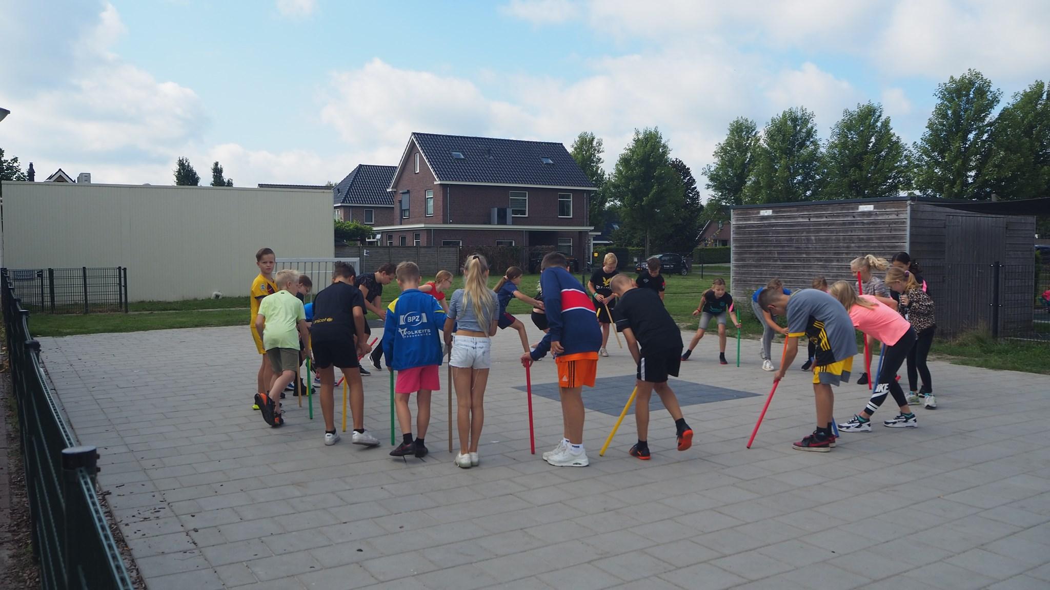 Kinderen spelen op het schoolplein van PCBS Het Mozaïek in Hollandscheveld. Kinderen spelen op het schoolplein van PCBS Het Mozaïek in Hollandscheveld.